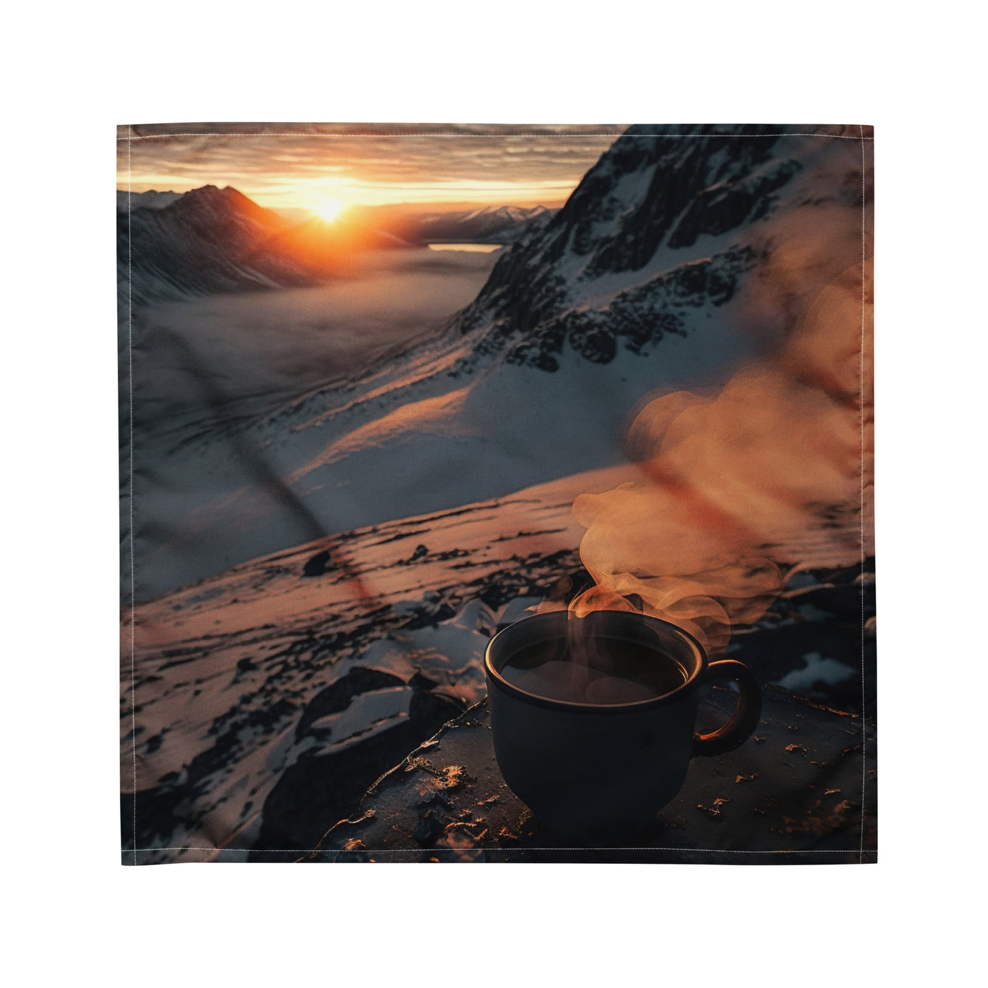 Heißer Kaffee auf einem schneebedeckten Berg - Bandana (All-Over Print) berge xxx M