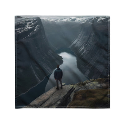 Mann auf Bergklippe - Norwegen - Bandana (All-Over Print) berge xxx M
