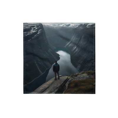 Mann auf Bergklippe - Norwegen - Bandana (All-Over Print) berge xxx S