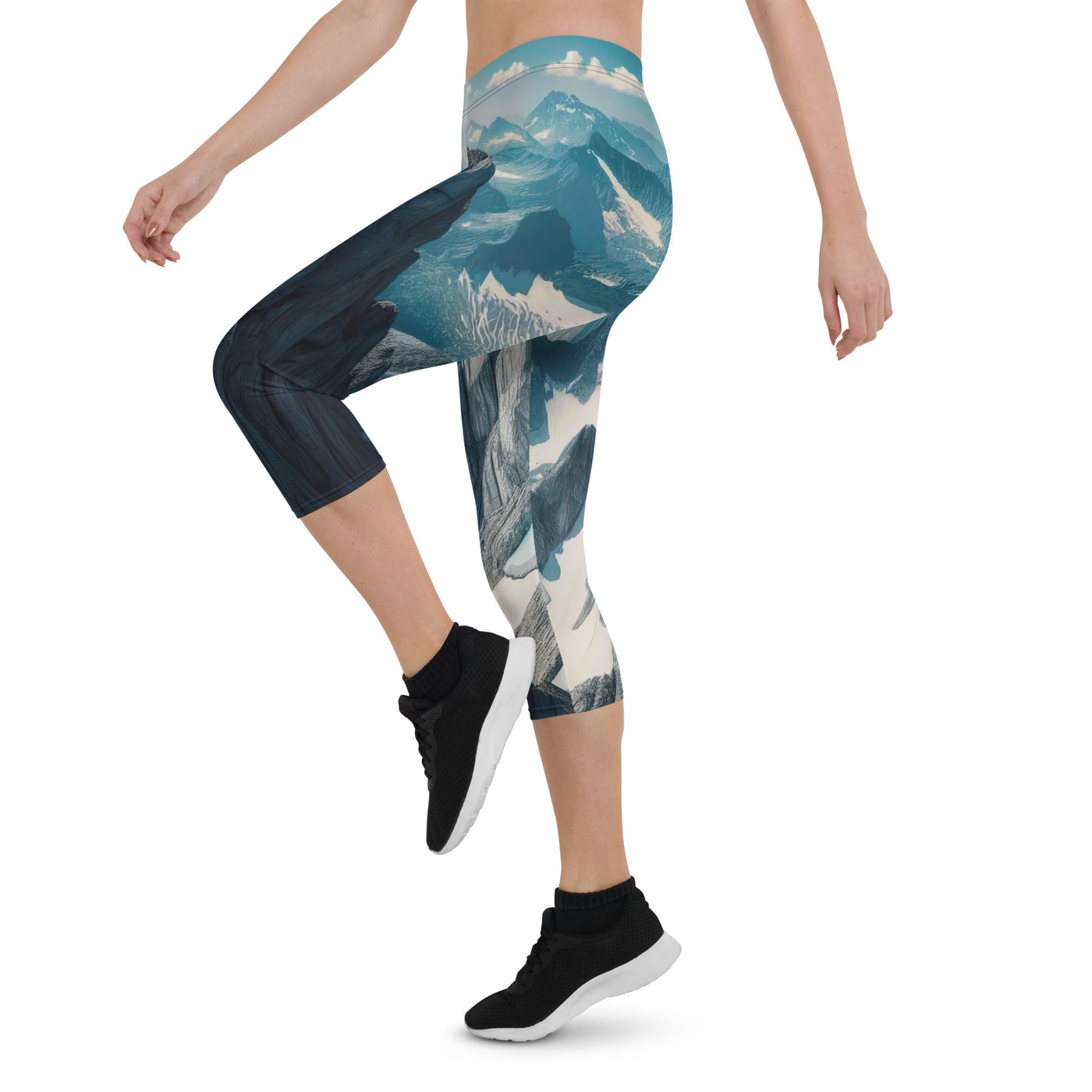 Foto der Alpen mit Gipfelkreuz an einem klaren Tag, schneebedeckte Spitzen vor blauem Himmel - Capri Leggings (All-Over Print) berge xxx yyy zzz