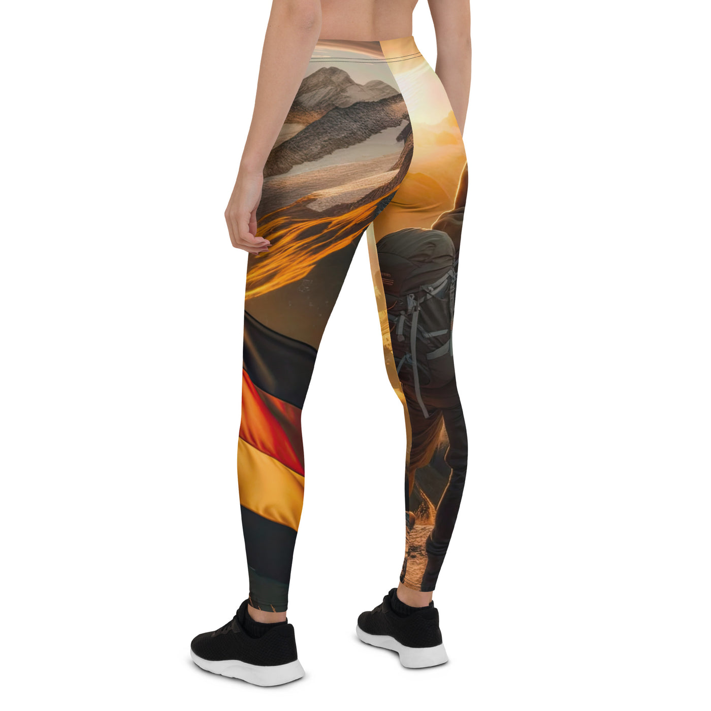 Foto der Alpen bei Sonnenuntergang mit deutscher Flagge und Wanderer, goldenes Licht auf Schneegipfeln - Leggings (All-Over Print) berge xxx yyy zzz