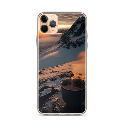 Heißer Kaffee auf einem schneebedeckten Berg - iPhone Schutzhülle (durchsichtig) berge xxx iPhone 11 Pro Max