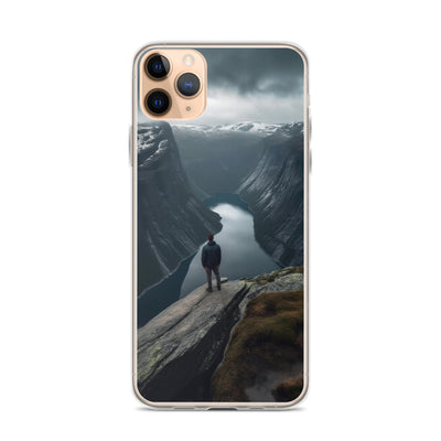 Mann auf Bergklippe - Norwegen - iPhone Schutzhülle (durchsichtig) berge xxx iPhone 11 Pro Max