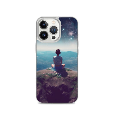 Frau sitzt auf Berg – Cosmos und Sterne im Hintergrund - Landschaftsmalerei - iPhone Schutzhülle (durchsichtig) berge xxx iPhone 13 Pro