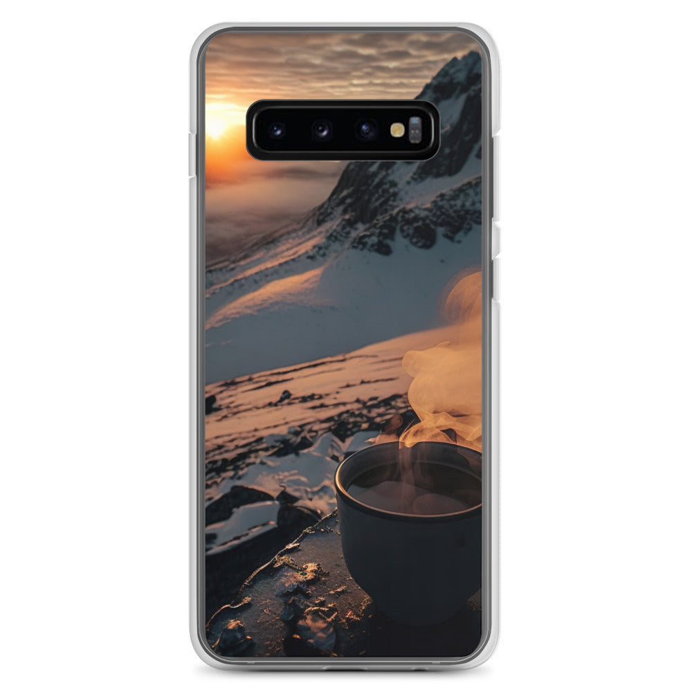 Heißer Kaffee auf einem schneebedeckten Berg - Samsung Schutzhülle (durchsichtig) berge xxx Samsung Galaxy S10+