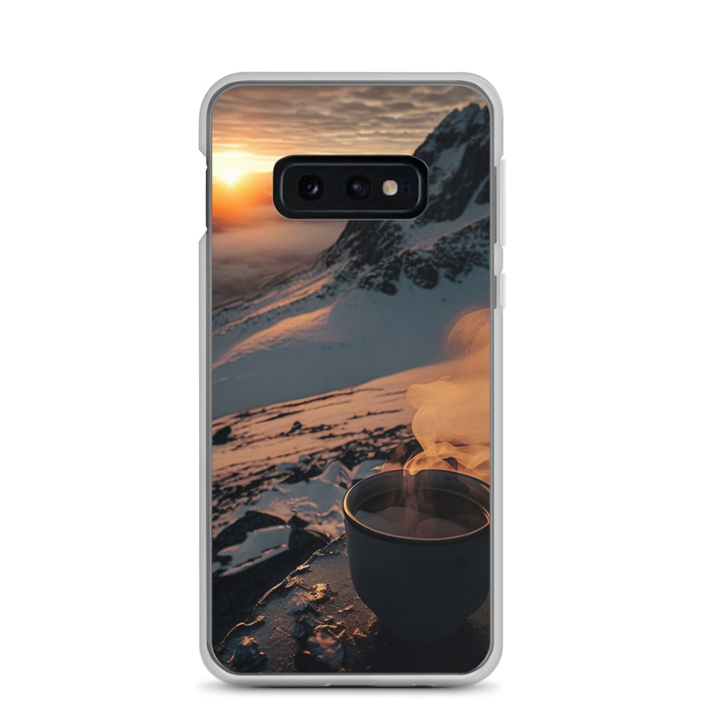 Heißer Kaffee auf einem schneebedeckten Berg - Samsung Schutzhülle (durchsichtig) berge xxx Samsung Galaxy S10e