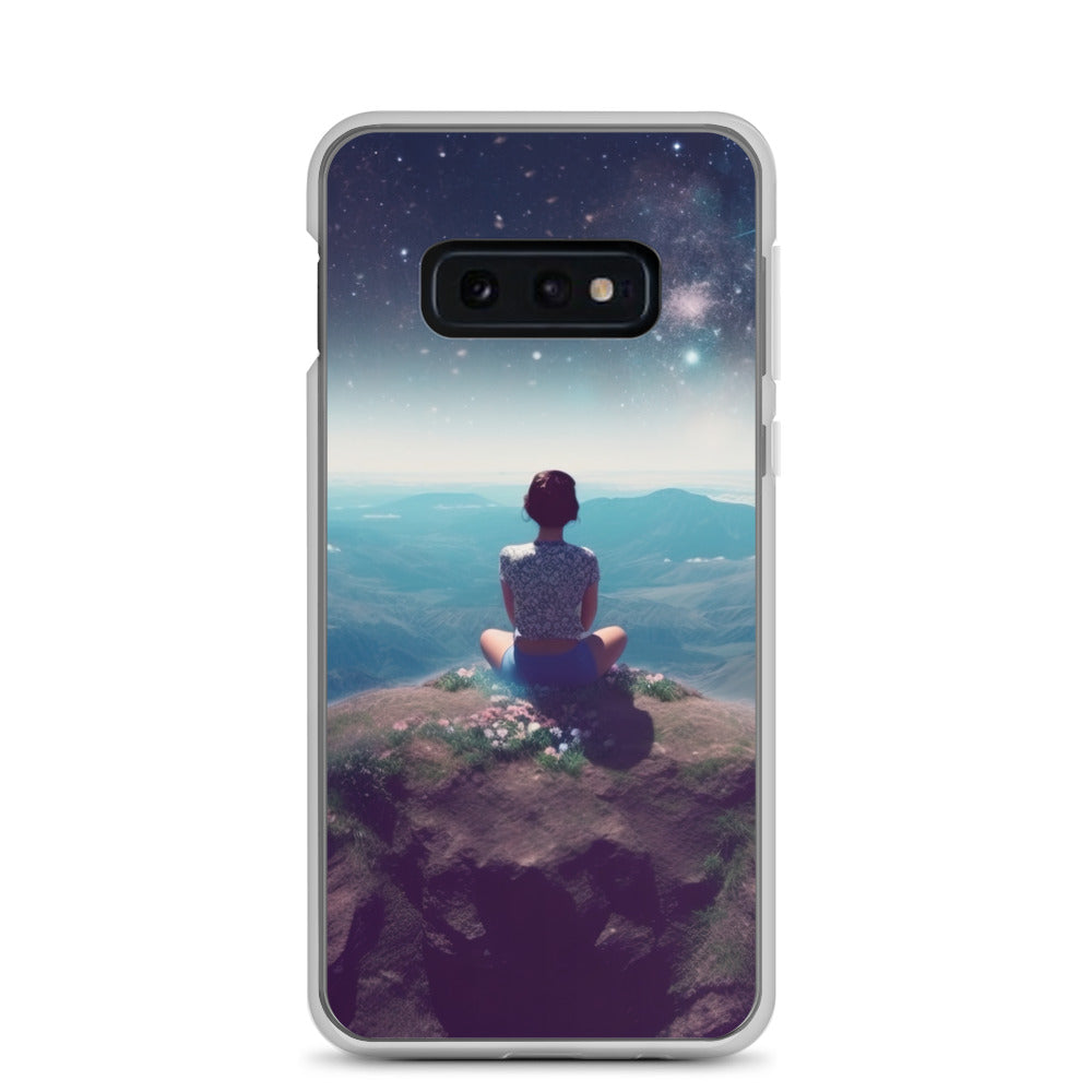 Frau sitzt auf Berg – Cosmos und Sterne im Hintergrund - Landschaftsmalerei - Samsung Schutzhülle (durchsichtig) berge xxx Samsung Galaxy S10e