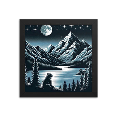 Bär in Alpen-Mondnacht, silberne Berge, schimmernde Seen - Premium Poster mit Rahmen camping xxx yyy zzz 25.4 x 25.4 cm