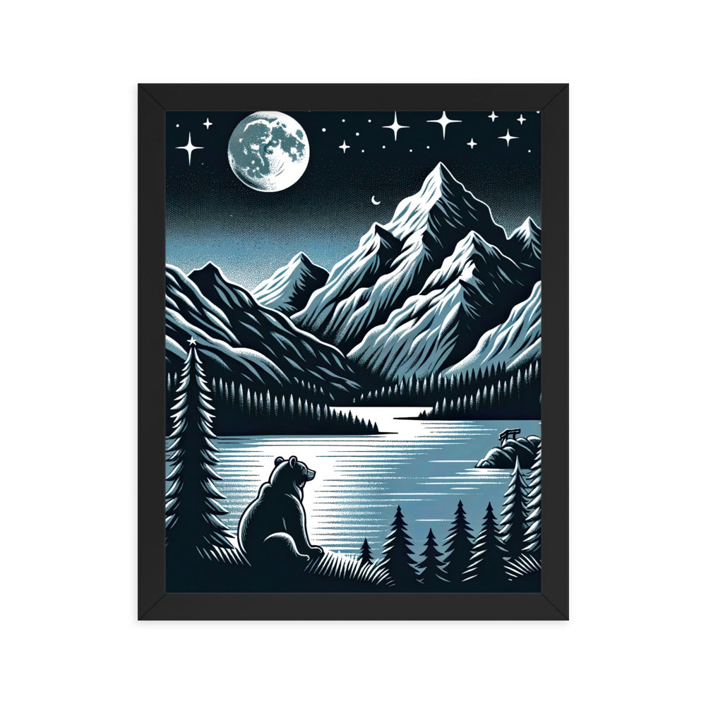 Bär in Alpen-Mondnacht, silberne Berge, schimmernde Seen - Premium Poster mit Rahmen camping xxx yyy zzz 27.9 x 35.6 cm