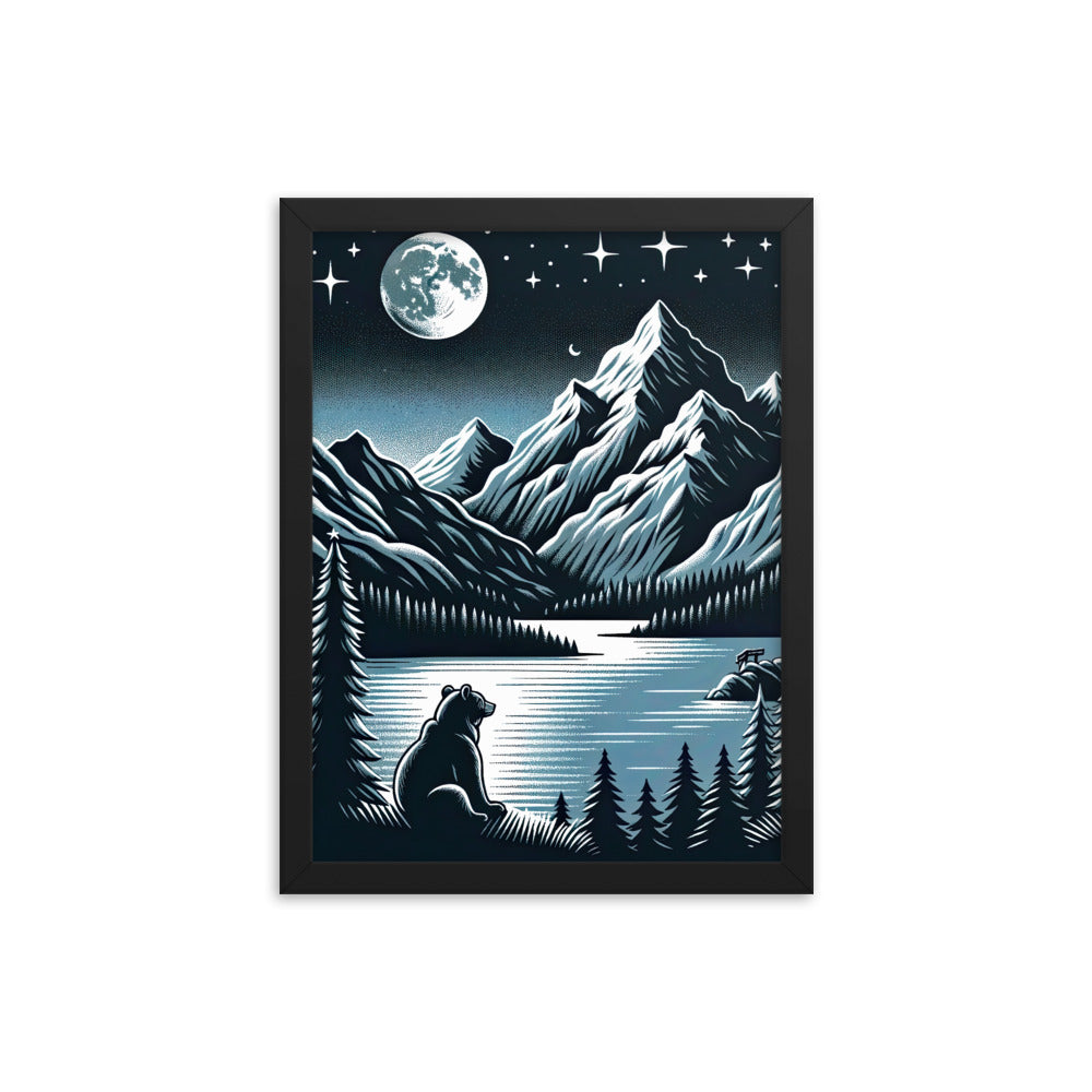 Bär in Alpen-Mondnacht, silberne Berge, schimmernde Seen - Premium Poster mit Rahmen camping xxx yyy zzz 30.5 x 40.6 cm