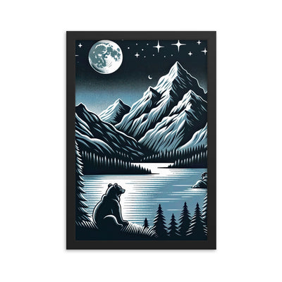 Bär in Alpen-Mondnacht, silberne Berge, schimmernde Seen - Premium Poster mit Rahmen camping xxx yyy zzz 30.5 x 45.7 cm