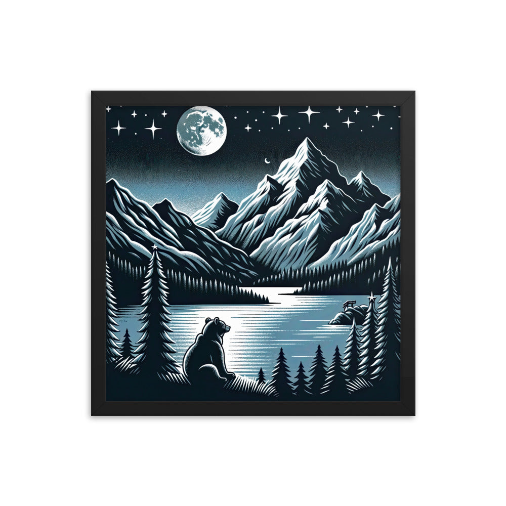 Bär in Alpen-Mondnacht, silberne Berge, schimmernde Seen - Premium Poster mit Rahmen camping xxx yyy zzz 40.6 x 40.6 cm