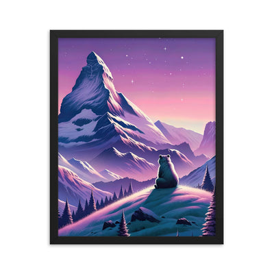 Bezaubernder Alpenabend mit Bär, lavendel-rosafarbener Himmel (AN) - Premium Poster mit Rahmen xxx yyy zzz 40.6 x 50.8 cm