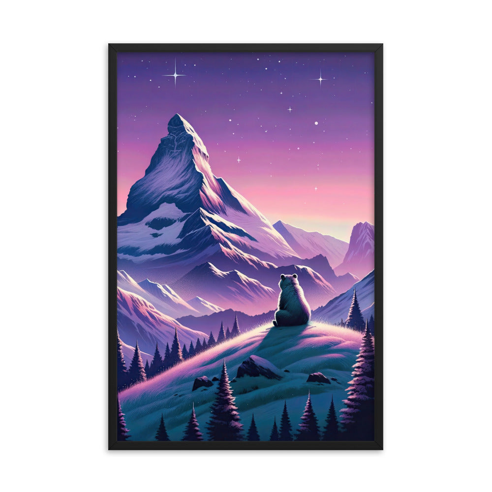 Bezaubernder Alpenabend mit Bär, lavendel-rosafarbener Himmel (AN) - Premium Poster mit Rahmen xxx yyy zzz 61 x 91.4 cm