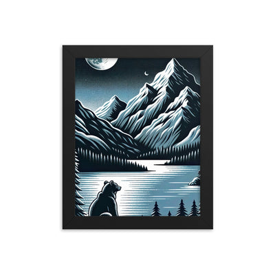 Bär in Alpen-Mondnacht, silberne Berge, schimmernde Seen - Premium Poster mit Rahmen camping xxx yyy zzz 20.3 x 25.4 cm