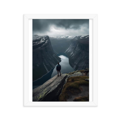 Mann auf Bergklippe - Norwegen - Premium Poster mit Rahmen berge xxx 27.9 x 35.6 cm