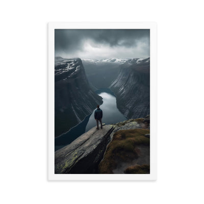 Mann auf Bergklippe - Norwegen - Premium Poster mit Rahmen berge xxx 30.5 x 45.7 cm