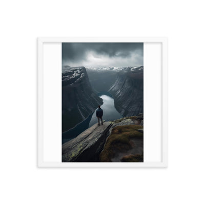 Mann auf Bergklippe - Norwegen - Premium Poster mit Rahmen berge xxx 45.7 x 45.7 cm