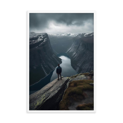 Mann auf Bergklippe - Norwegen - Premium Poster mit Rahmen berge xxx 61 x 91.4 cm