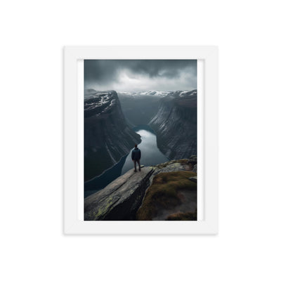Mann auf Bergklippe - Norwegen - Premium Poster mit Rahmen berge xxx 20.3 x 25.4 cm