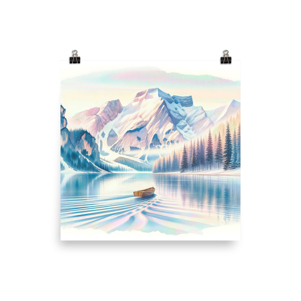 Aquarell eines klaren Alpenmorgens, Boot auf Bergsee in Pastelltönen - Poster berge xxx yyy zzz 25.4 x 25.4 cm