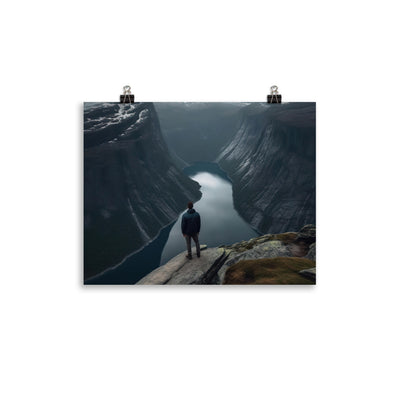 Mann auf Bergklippe - Norwegen - Poster berge xxx 27.9 x 35.6 cm