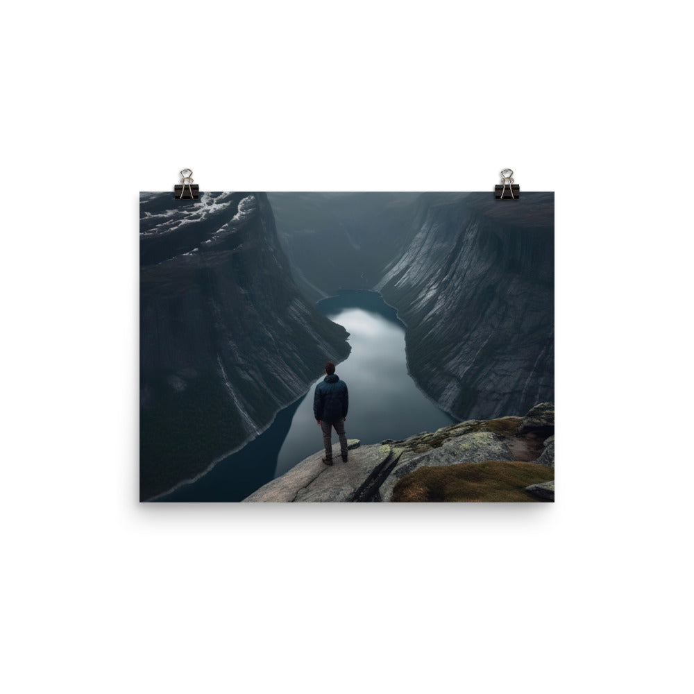 Mann auf Bergklippe - Norwegen - Poster berge xxx 30.5 x 40.6 cm