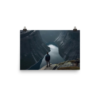 Mann auf Bergklippe - Norwegen - Poster berge xxx 30.5 x 45.7 cm