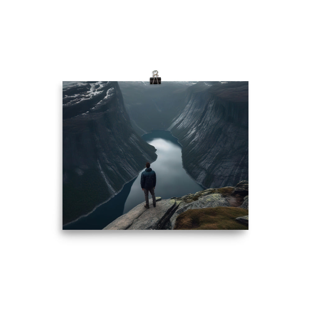 Mann auf Bergklippe - Norwegen - Poster berge xxx 20.3 x 25.4 cm