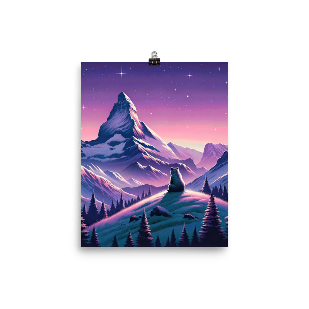Bezaubernder Alpenabend mit Bär, lavendel-rosafarbener Himmel (AN) - Poster xxx yyy zzz 20.3 x 25.4 cm