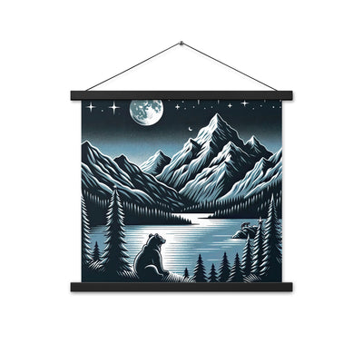 Bär in Alpen-Mondnacht, silberne Berge, schimmernde Seen - Premium Poster mit Aufhängung camping xxx yyy zzz 45.7 x 45.7 cm