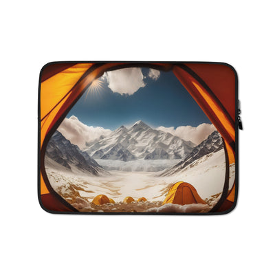 Foto aus dem Zelt - Berge und Zelte im Hintergrund - Tagesaufnahme - Laptophülle camping xxx 13″