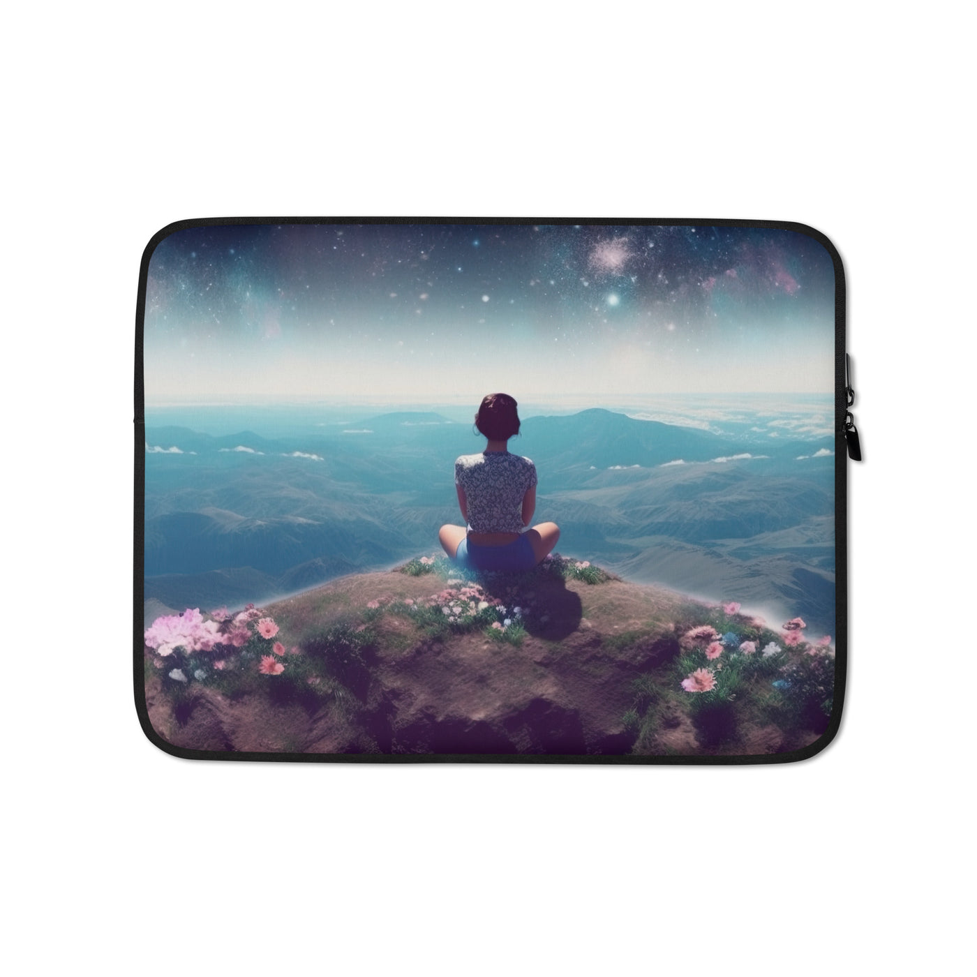 Frau sitzt auf Berg – Cosmos und Sterne im Hintergrund - Landschaftsmalerei - Laptophülle berge xxx 13″