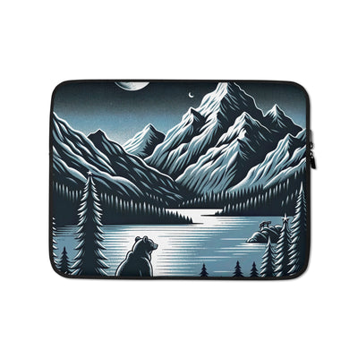 Bär in Alpen-Mondnacht, silberne Berge, schimmernde Seen - Laptophülle camping xxx yyy zzz 13″