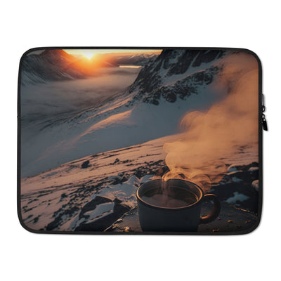 Heißer Kaffee auf einem schneebedeckten Berg - Laptophülle berge xxx 15″