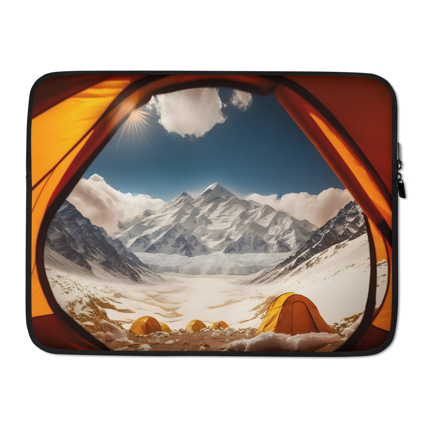 Foto aus dem Zelt - Berge und Zelte im Hintergrund - Tagesaufnahme - Laptophülle camping xxx 15″