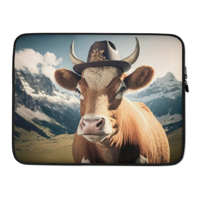 Kuh mit Hut in den Alpen - Berge im Hintergrund - Landschaftsmalerei - Laptophülle berge xxx 15″