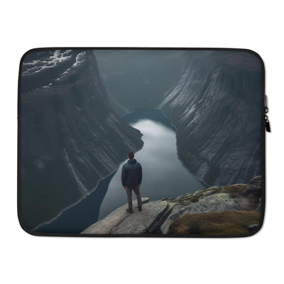 Mann auf Bergklippe - Norwegen - Laptophülle berge xxx 15″