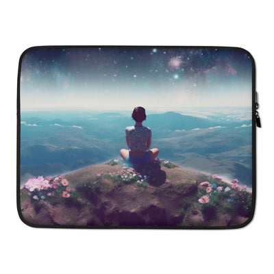 Frau sitzt auf Berg – Cosmos und Sterne im Hintergrund - Landschaftsmalerei - Laptophülle berge xxx 15″