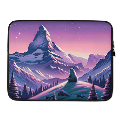 Bezaubernder Alpenabend mit Bär, lavendel-rosafarbener Himmel (AN) - Laptophülle xxx yyy zzz 15″
