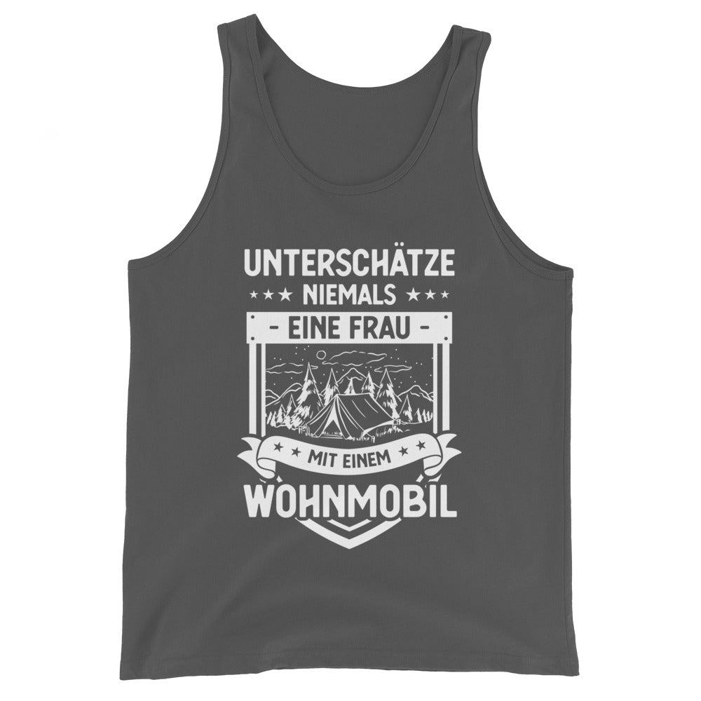 Unterschatze Niemals Eine Frau Mit Einem Wohnmobil - Herren Tanktop camping xxx yyy zzz Asphalt