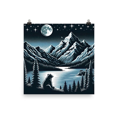 Bär in Alpen-Mondnacht, silberne Berge, schimmernde Seen - Premium Poster (glänzend) camping xxx yyy zzz 25.4 x 25.4 cm