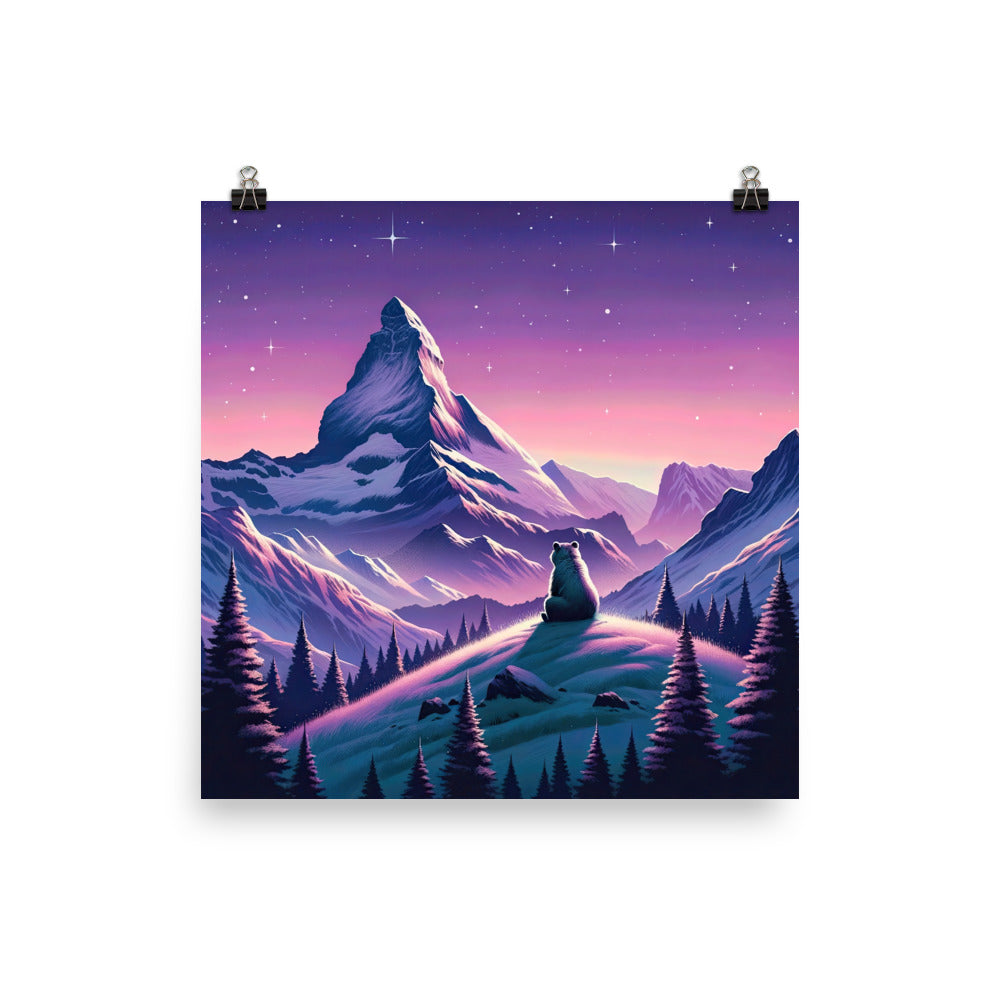 Bezaubernder Alpenabend mit Bär, lavendel-rosafarbener Himmel (AN) - Premium Poster (glänzend) xxx yyy zzz 25.4 x 25.4 cm