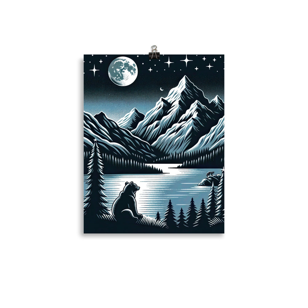 Bär in Alpen-Mondnacht, silberne Berge, schimmernde Seen - Premium Poster (glänzend) camping xxx yyy zzz 27.9 x 35.6 cm