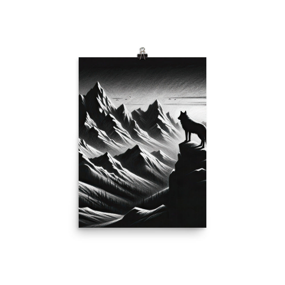 Kohlezeichnung, die die stille Stille der Alpen in der Winterdämmerung verkörpert. Wolf auf einem Berghügel (AN) - Premium Luster Photo xxx yyy zzz 30.5 x 40.6 cm