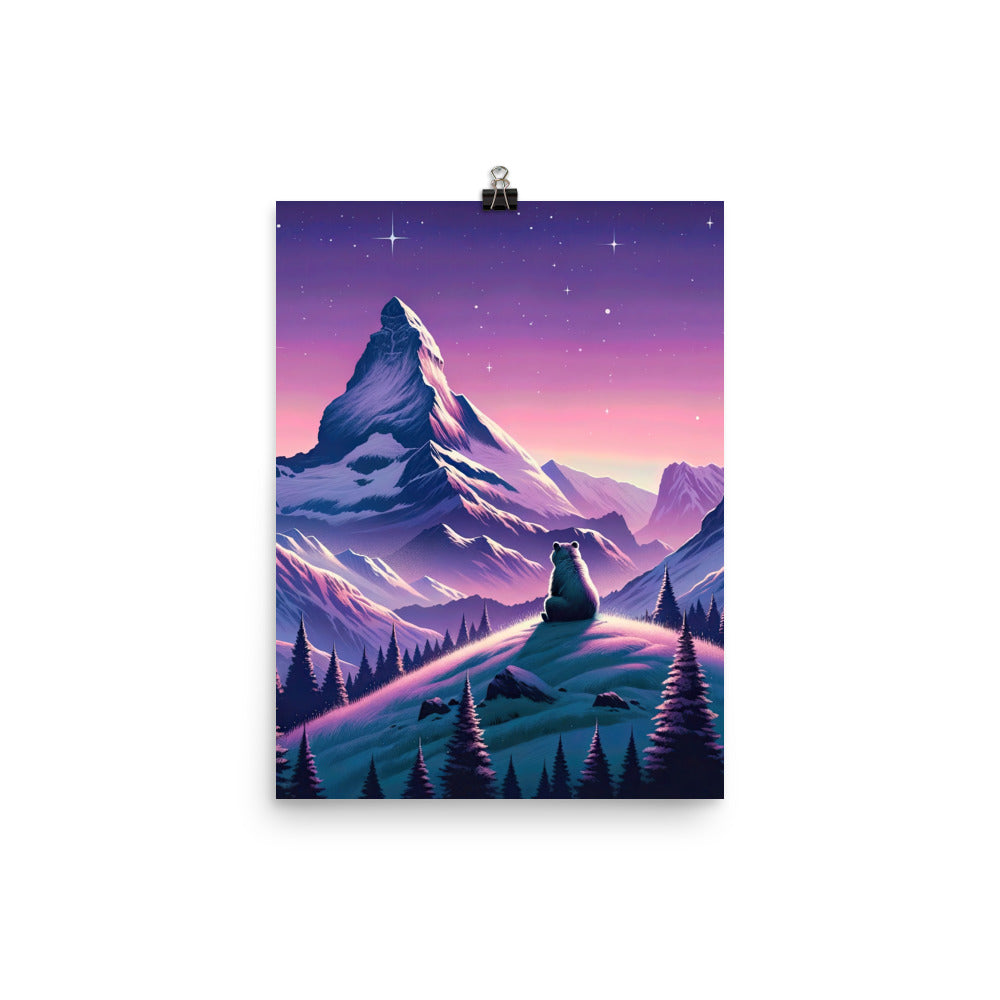 Bezaubernder Alpenabend mit Bär, lavendel-rosafarbener Himmel (AN) - Premium Poster (glänzend) xxx yyy zzz 30.5 x 40.6 cm