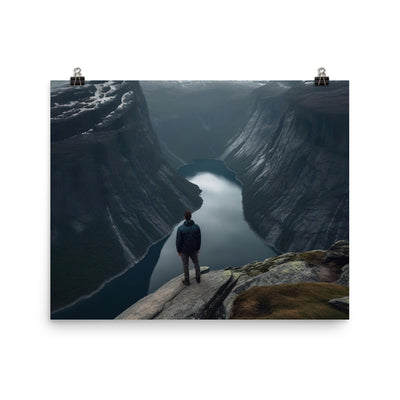 Mann auf Bergklippe - Norwegen - Premium Poster (glänzend) berge xxx 40.6 x 50.8 cm