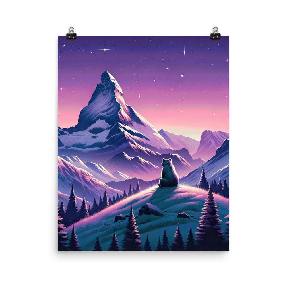 Bezaubernder Alpenabend mit Bär, lavendel-rosafarbener Himmel (AN) - Premium Poster (glänzend) xxx yyy zzz 40.6 x 50.8 cm