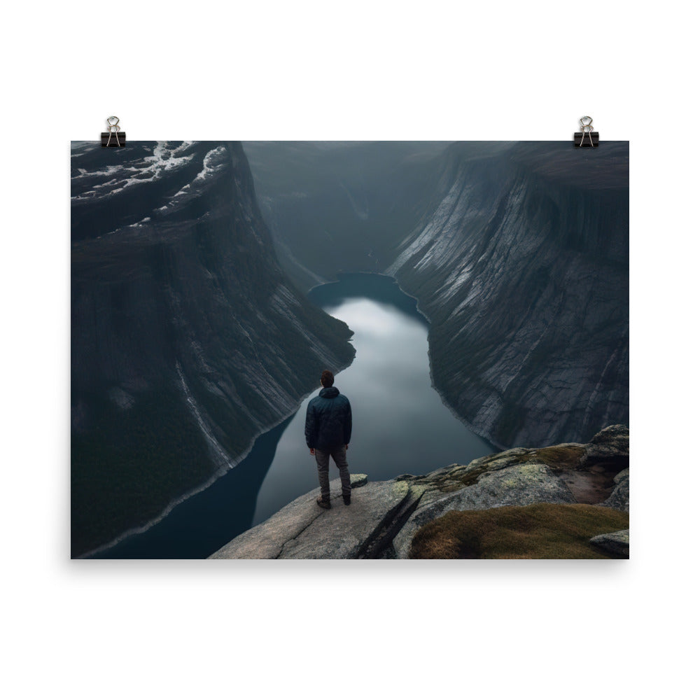 Mann auf Bergklippe - Norwegen - Premium Poster (glänzend) berge xxx 45.7 x 61 cm