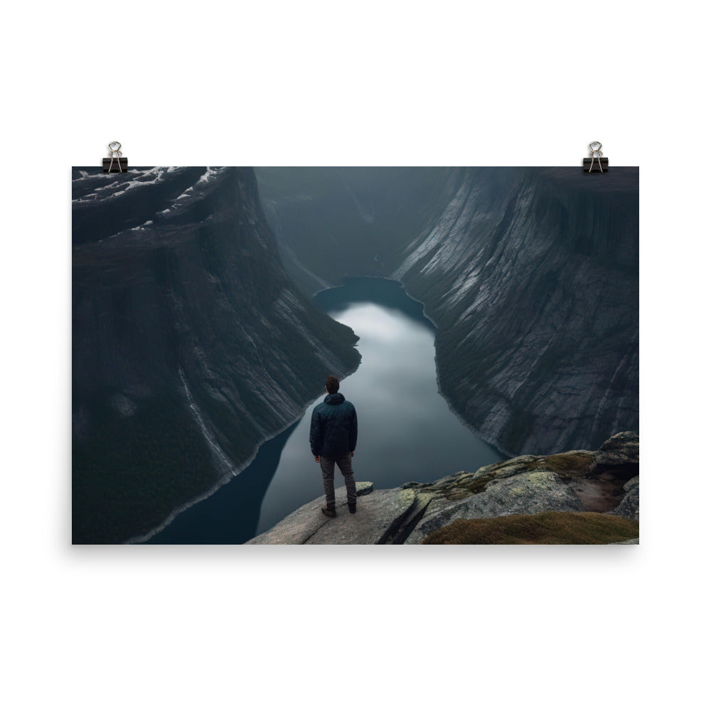 Mann auf Bergklippe - Norwegen - Premium Poster (glänzend) berge xxx 61 x 91.4 cm